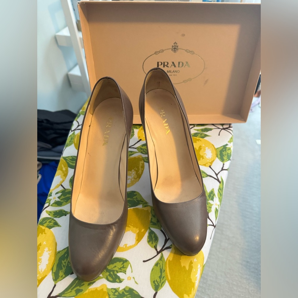 PRADA!!!!! Vernice, Nero. Calzature Donna, great Taupe color. Size 39